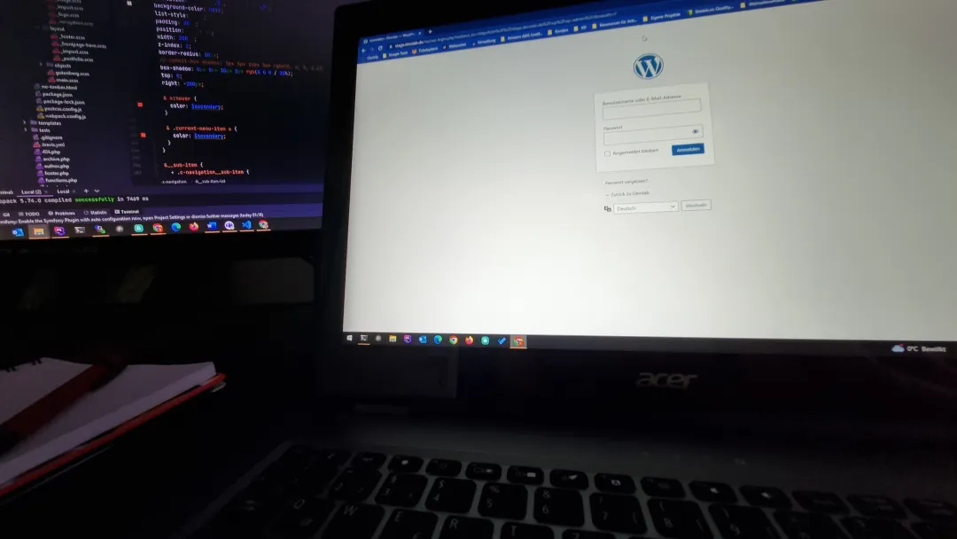 Devslab Workspace — Laptop mit WordPress und Code